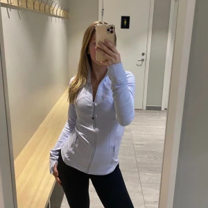 Lululemon jacka - Säljer denna lululemon tränings jackan i en fin blå färg. Älskar den men inte riktigt min färg🤍 sparsamt använd