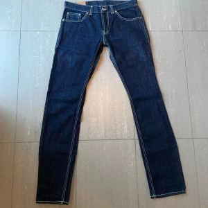 Dondup Jeans  - Säljer nu dessa riktigt snygga mörkblå jeans i riktigt bra skick, skriv vid fler frågor o funderingar🙌🏼
