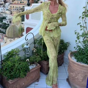 Grönt sett i mesh - Så fint sett i mesh topp och kjol perfekt till sommaren