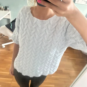 Stickad T-shirt  - Stickad T-shirt, aldrig använd 