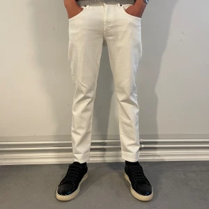 J.Lindberg jeans  - Hej! Vi säljer nu dessa J. Lindeberg jeans. Tidigare 31/32 men nu sudda till 31/30.  Midjemått 39,5cm och innerbenslängd 68cm. Helt oanvända! Hör av dig vid frågor!