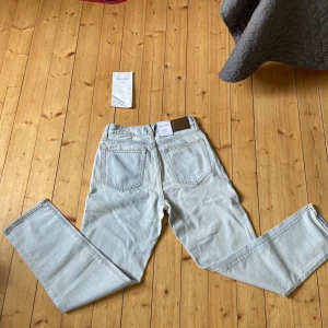Vailent Skate Jeans (ganska baggy) - Köpte paret nyss, och säljer dem för att jag har ett till par. De är helt nya med kvitto och ny pris kan vara upp till 700kr! Paret kan passa barn som är 150/160
