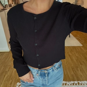 Långärmad tröja - Långärmad tröja med knappar! Från monki, i storlek S! 💕