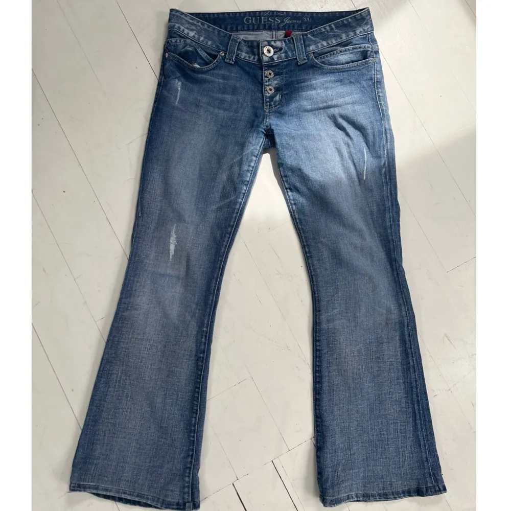 Så coola jeans från GUESS med kors detaljer på bakfickorna!! Lite för korta för mig som är 173 cm!! Sitter förövrigt mycket bra!!❤️❤️. Jeans & Byxor.