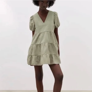 Grön klänning. - Säljer denna super fina klänningen ifrån zara. Mycket bra skick och kommer tyvärr inte till användning. Storlek xs men passar s med.  Hör av er vid frågor!!😊