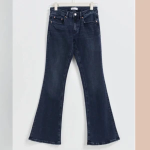 Low Waist Bootcut Jeans - De är i nyskick och endast testade (prislappar sitter kvar) De var tyvärr lite korta på mig som är 173cm, så säljer vidare de här💛Säljer även ett par i stl 36!