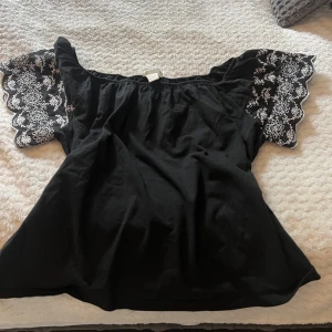 Off shoulder topp - Säljer denna söta off shoulder topp från HM som ej finns i butik längre. Knappt använd och som i nyskick❤️