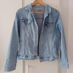 Jeans jacka - Snygg, Jeans jacka . Ganska kort men snygg ändå använd men ser ut som ny. Passar mer för M storlek 