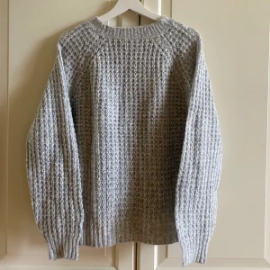 Grå stickad tröja - Helt ny tröja, säljer pga vill ha den mer overzised, blir overzised på någon som har storlek S. Skönt, gosigt material🌸