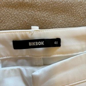 Kostymbyxor - Vita kostymbyxor från Bikbok. Använda 3 gånger. De är lågmidjade. I jätte bra skick! 🩷