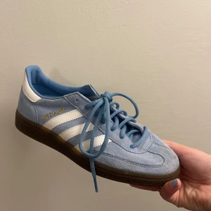 Adidas spezial sneakers  - Ljusbl spezial sneakers från adidas. Knappt använda utan endast fåtal gånger. I storlek 39/40.   Köpare står för frakten 
