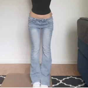 Flared jeans - Fina jeans i jättebra skick. Midjemått är 31cm och är i storlek W24. Innerbensmått är 69cm ❤️