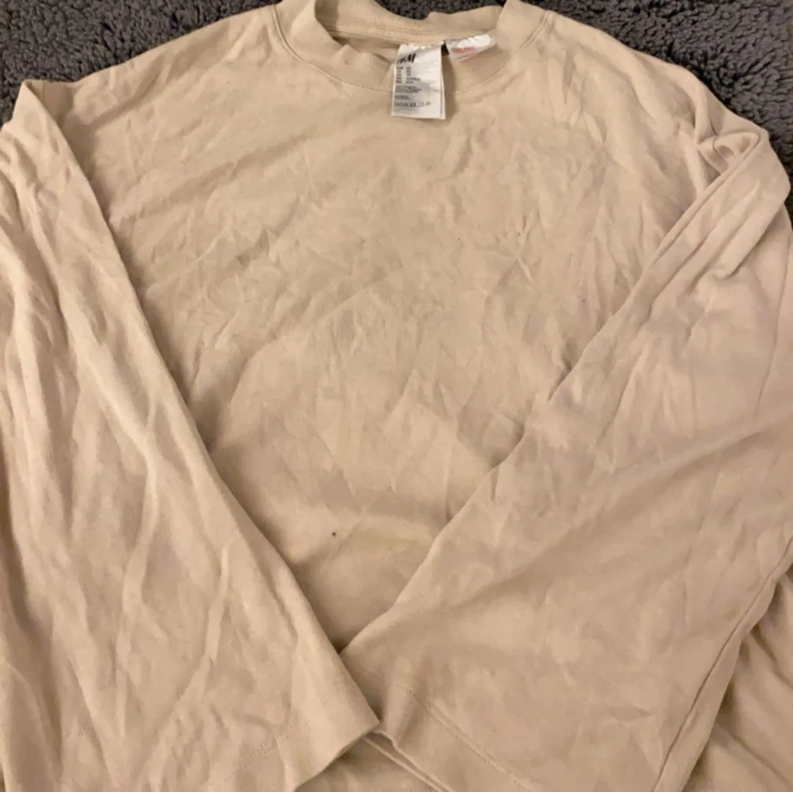 Beige tröja me utsvängda ärmar