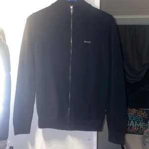 Gant zip  - Tja, säljer nu min gant kofta i storlek xxs men sitts som en s, anledning till att jag säljer tröjan är för att den ej kommer till användning och ligger bara i garderoben och ruttnar, skick 10/10 knappast använd. Önskar er allt gott//Kevin