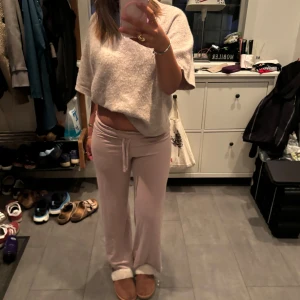 mjukisbyxor - supersnygga mjukisbyxor från h&m💗 använt mycket men fortfarande i superbra skick🤗Byxorna är i storlek xs men passar mig som brukar ha s-m