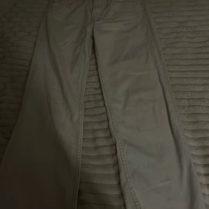 Stilrena vita jeans från ZARA - Säljer ett par stilrena vita jeans  från ZARA’s TRF Collection. Byxorna är i mycket bra skick och har bara använts ett fåtal gånger.  Dessa jeans är perfekta för både vardagsbruk och festligare tillfällen. Kontakta mig gärna om du har några frågor :)