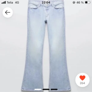 Lågmidjade ljusblå jeans  - Slutsålda utsvängda lågmidjade ljusblå jeans ifrån zara. Benen är avklippta så att innerbenslängden är 75 cm.  Nypris är 400 kr, säljer för 200 kr.  Kontakta mig privat vid frågor eller intresse 💓 Obs är bortrest till 30 juli