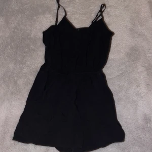 Svart klänning - Kan både användas som blus och klänning. Jag använde som blus men har också använt som klänning. Skick 8/10 Storlek S 