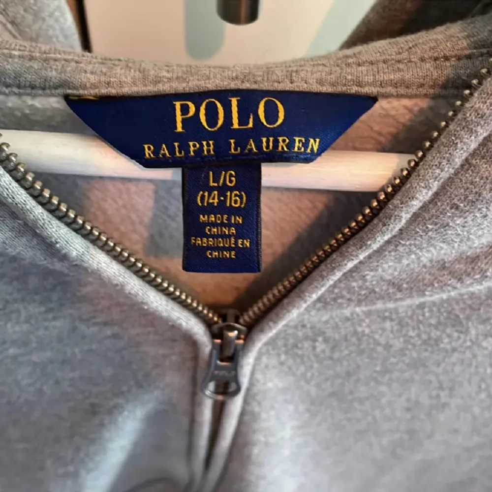 Säljer min Ralph lauren tröja för den är för liten nypris runt 1,5 mitt pris 499 knappt använd skick 9/10  Hör av er vid frågor!. Tröjor & Koftor.