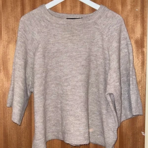 Stickad tröja från lager 157 - Bra skick använd ca 3 gånger, väldigt fin tröja som inte kommer till användning