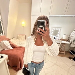 Vit blus från zara - Så fin vit blus med hålbroderi från zara. Helt oanvänt och säljer då den inte kommer till användning. Även superfin uppknäppt. Nypris: 379kr💞💞💞