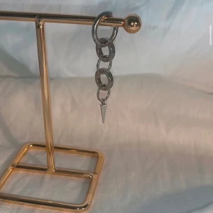 Örhängen  - Sjukt snygga örhängen Köp för 99kr/st  Eller  185kr/par  Finns i guld också Modell 094