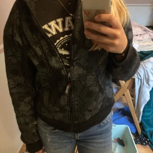 Zip up hoodie - Ok skick, dragkedjan kan krångla lite men om du trycker i den ordentligt så inga problem😁 Axelbredd- 50 Längd- 51