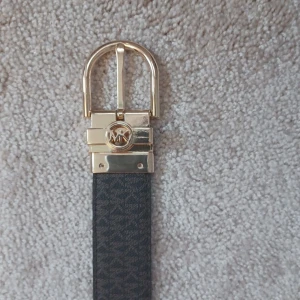 Michael Kors Bälte - Det är ett helt nytt Michael Kors bälte som är helt oanvänt.Storleken är 80 cm eller storleken S.Den är väldigt trendig och dessutom så kan man ändra sida på bältet genom att vrida bältet så att den passar alla stilar.Hör av er vid funderingar 