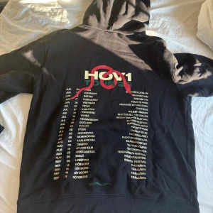 Hov1 Hoddie - Hov1 tour hoodie 2023. Nypris 600kr. Inte använd så mycket. Säljer då jag inte lyssnar på hov1 längre. Kan mötas upp runt malmö och lund. Skriv för mer info/bilder