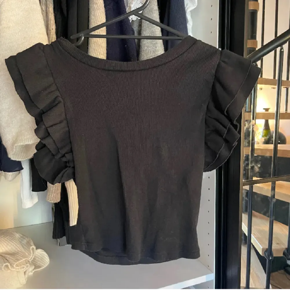 Säljer min söta volang topp från zara då den inte används längre, super fint skick! Skickas mot fraktkostnad 📦🌸. Yläosat.