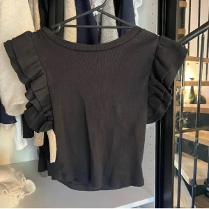 Svart volang topp från ZARA - Säljer min söta volang topp från zara då den inte används längre, super fint skick! Skickas mot fraktkostnad 📦🌸