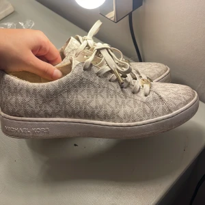 Micheal kors skor - Säljer mina micheal kors skor då dom inte kommer till användning för det inte är min stil längre. finns inga fel på dom som jag ser💗