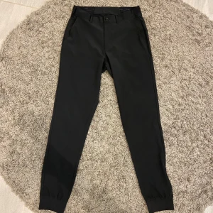 Golfbyxor - Svarta golfbyxor för herrar från boogies & birdies. Använd fåtal gånger, är som nya.