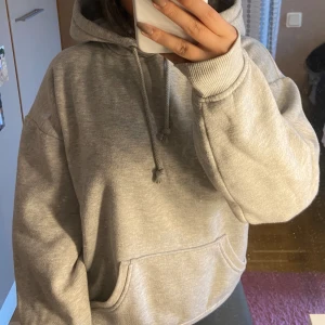 Hoodies - Tre sköna hoodies som alla är i storlek Xs. Har använt dessa endast ett fåtal gånger. | Alla tre för 350kr | Om man inte vill ha alla tre så 150kr/st | 💞💞