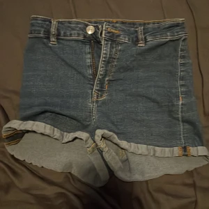 Blå jeans shorts  - Aldrig använt då dom är alldeles för stora på mig. Skriv om ni har några frågor.