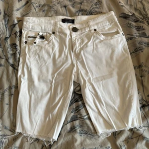 Jeansshorts från Only  - Vita jeansshorts från Only i fint skick. 