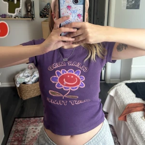 Baby tee - Köpt på plick, i använt skick! Köparen betalar för frakten och katt finns i hem 🏡 