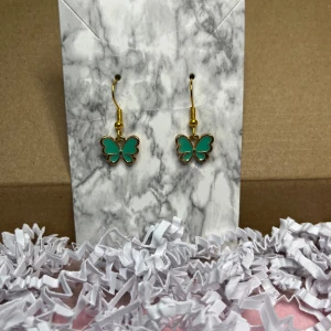 Grönt fjärils örhänge  - Grönt fjärils örhänge, nickelfria.