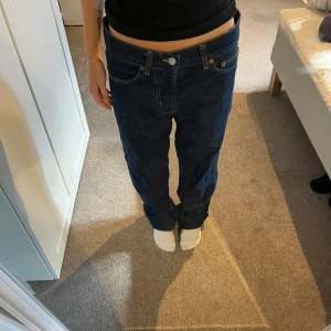Jeans - Baggy jeans som är mörkblåa, storlek 26, inte använda så mycket, säljer då det inte är min stil längre💕