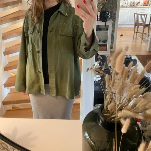 Zara jacka - Super fin jacka i mossgrön med paljetter från zara 