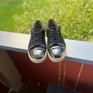 Lanvin - Säljer mina marinblå lanvins skick 8/10 inga märkbara defekter box,dustbags och extra snören ingår. Priset går att förhandla om. 