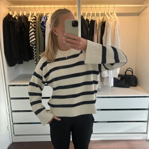 Blå och vitrandiga stickad tröja BikBok - Den är använd en del men okej skick 