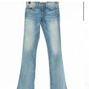 Lågmidjade bootcut jeans - Säljer nu dessa j brand low waist jeans från zalando preowned då de var för tighta för mig, klippta så att de passar de som är ungefär 165 cm långa.💕💕 köp jättegärna med köp nu!!