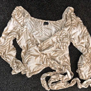 Topp - Topp med knytning i midjan.