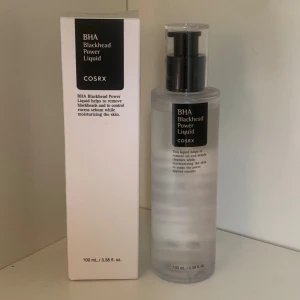 Korean skincare - BHA blackhead power liquid från märket Cosrx. 100 ml korean skincare Använd fåtal gånger så nästan all produkt finns kvar. Kommer i orginal förpackning men tyvärr gick den sönder när jag skulle öppna den. Köpt för 229 kr.