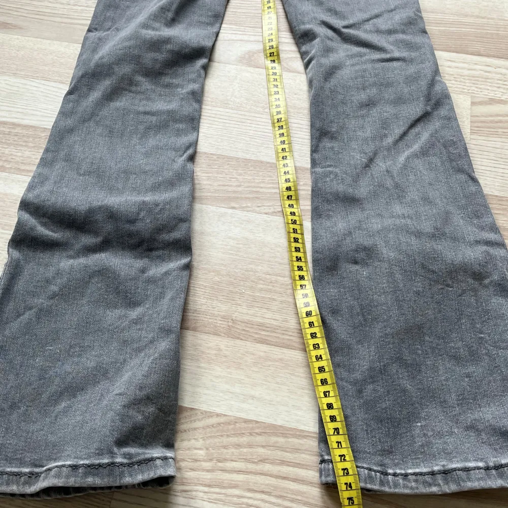 Gråa only jeans mid/low waist bootcut storlek s 30  Midjemått och innnerbenslängd finns på bilderna Sparsamt använda helt utan defekter  Passar mig som är ca 163 . Jeans & Byxor.