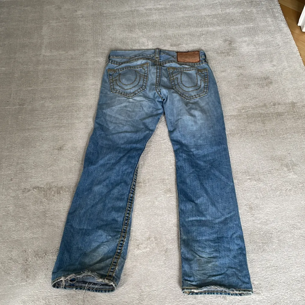 Feta True Religions köpta ett år sen från BeninDenim här på Plick! Skick 7/10. Säljs för dem ej kommer till användning längre. Pris ej hugget i sten! Skriv vid minsta intresse!. Jeans & Byxor.