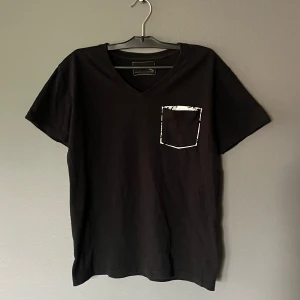Number (N)ine Denim Tee - T-shirt från N(n) denim. Bra skick, passar liten i storleken. Hör av er för frågor eller fler bilder!