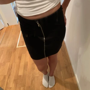 Tight svartkjol med dragkedja💗 - En svart kjol med dragkedja i storlek 170 men passar mig som har storlek S💗 är i väldigt bra skick eftersom jag använt den Max 1-2 gånger