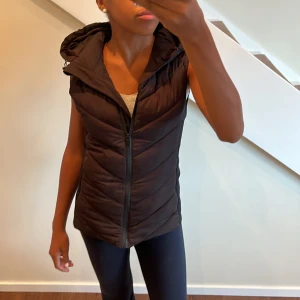 Zara väst - Säljer min Zara väst som inte kommer till användning längre. Super gott skick och fläckfri